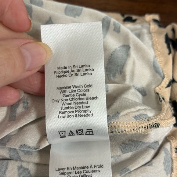 DKNY XL Leopard Print V-Neck Blouse Tan & Black. XL - Picture 7 of 8